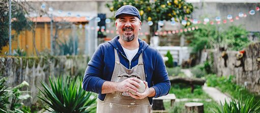 Daniel Carpes no jardim da Gira Terra