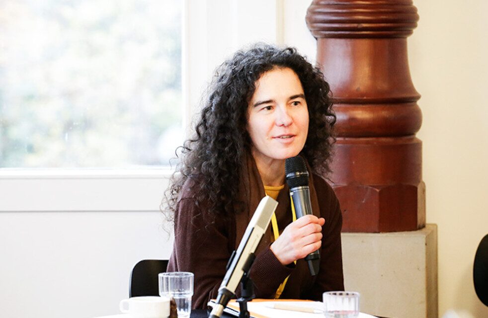 Übersetzerin Barbora Schnelle spricht bei einen Symposium im LCB 