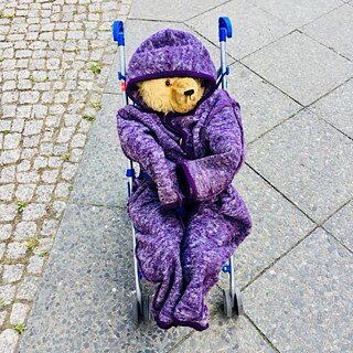 In den Berliner Straßen trifft man häufig auf Bären. Dieser hier ist in einem Kinderwagen unterwegs. Er gehört Petra. Davor gehörte er Clara und davor ihrer Mutter. 