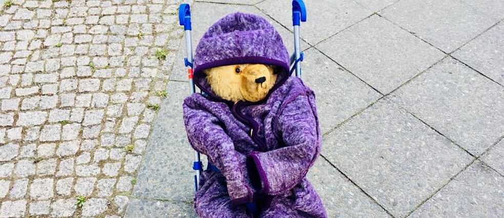 In den Berliner Straßen trifft man häufig auf Bären. Dieser hier ist in einem Kinderwagen unterwegs. Er gehört Petra. Davor gehörte er Clara und davor ihrer Mutter. 