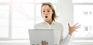 OEZA – Frau mit Laptop