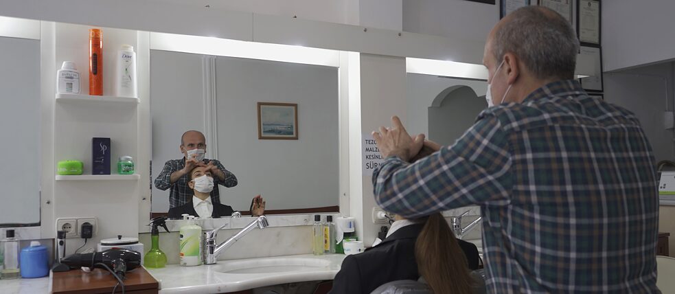 „Osman“ beim Herren-Friseur – mit Mundschutz ist dies nun wieder möglich.