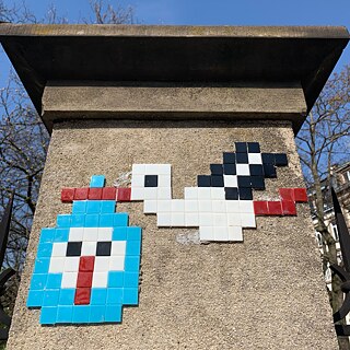 Nähern Sie sich der Straßburger Orangerie; spitzen Sie die Ohren, um das Klappern zu hören… Als elsässische Symboltiere schweben Störche über der Stadt Straßburg. Inspiriert von dem französischen Street-Art-Künstler Invader und seinen Mosaikbildern und als großer Fan von Pixel Art verteilt der Straßburger Künstler Stork Störche in der ganzen Stadt. Also Augen auf!