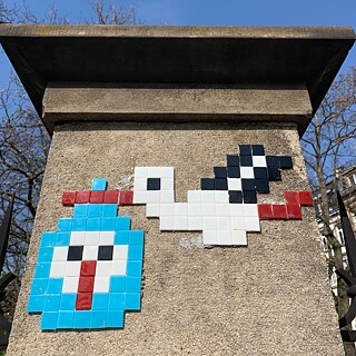 Approchez-vous du parc de l’Orangerie à Strasbourg et tendez l’oreille pour entendre les claquettements... Symboles de l’Alsace, les cigognes planent au-dessus de la ville de Strasbourg. Inspiré par l’invasion des mosaïques d’Invader et fan du pixel art, l’artiste strasbourgeois Stork sème dans toute la ville des cigognes. Restez attentifs !Sie sich der Straßburger Orangerie; spitzen Sie die Ohren, um das Klappern zu hören… Als elsässische Symboltiere schweben Störche über der Stadt Straßburg. Inspiriert von dem französischen Street-Art-Künstler Invader und seinen Mosaikbildern und als großer Fan von Pixel Art verteilt der Straßburger Künstler Stork Störche in der ganzen Stadt. Also Augen auf!