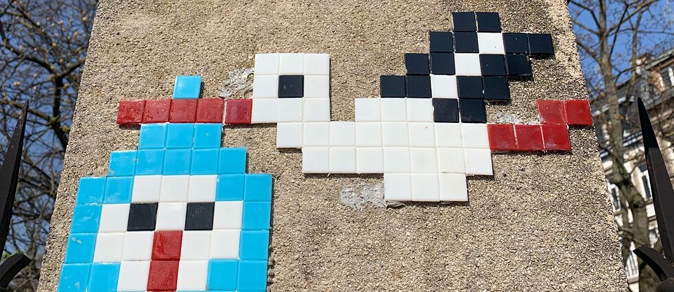 Nähern Sie sich der Straßburger Orangerie; spitzen Sie die Ohren, um das Klappern zu hören… Als elsässische Symboltiere schweben Störche über der Stadt Straßburg. Inspiriert von dem französischen Street-Art-Künstler Invader und seinen Mosaikbildern und als großer Fan von Pixel Art verteilt der Straßburger Künstler Stork Störche in der ganzen Stadt. Also Augen auf!