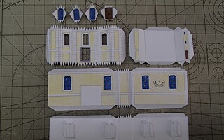 Modellbauteile einer Kirche aus Papier.