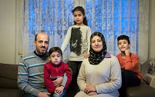Foto einer syrischen Familie auf dem Sofa