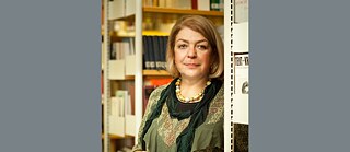 Maria Zorkaja, ein Portrait vor einem Bücherregal