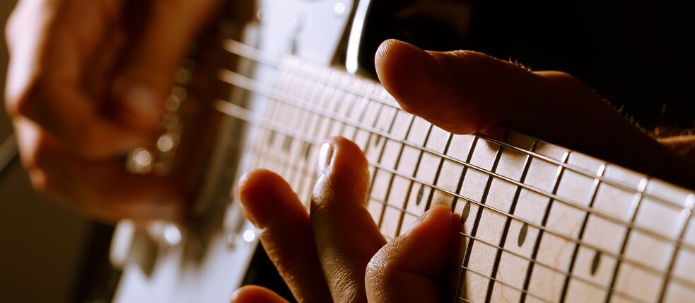 Mains sur une guitare