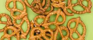 Brezel auf grünem Hintergrund