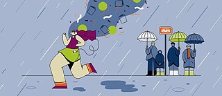 Fröhliche Joggerin mit Kopfhörer im Regen