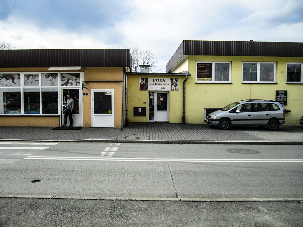Foto von zwei Flachdach-Gebäuden an der Straße.