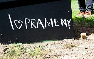 Foto von einem Schild mit der Aufschrift "I love Prameny".