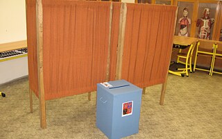 České volební urny - především během evropských voleb marně čekají na více volebních lístků.