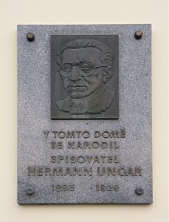 Sein Werk ist fast vergessen. Aber an seinem Geburtshaus im mährischen Boskovice erinnert eine Gedenktafel an den Schriftsteller Hermann Ungar (1893 - 1929).