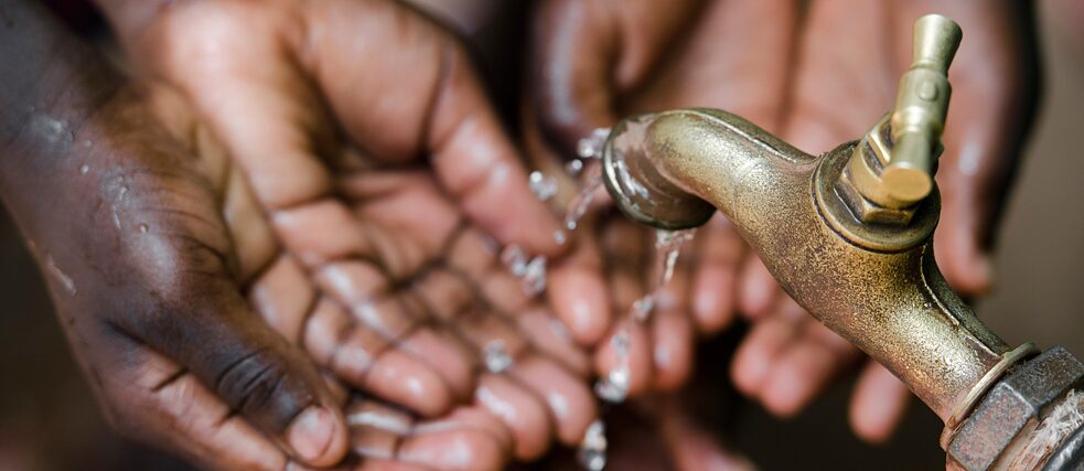 A escassez de água ainda afeta um sexto da população da Terra. As crianças nos países em desenvolvimento sofrem mais com esse problema, que causa desnutrição e problemas de saúde /