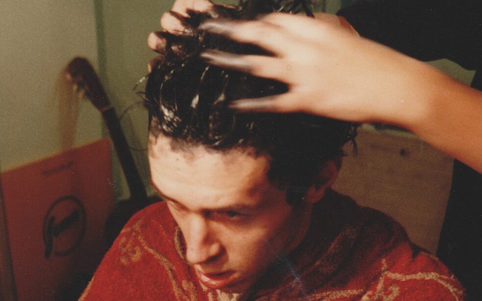 Jindřich Tomeš beim Haare färben