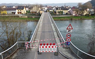 Uzavretá vnútorná hranica Európskej únie medzi Luxemburskom a Nemeckom (v pozadí) pri obci Langsur.
