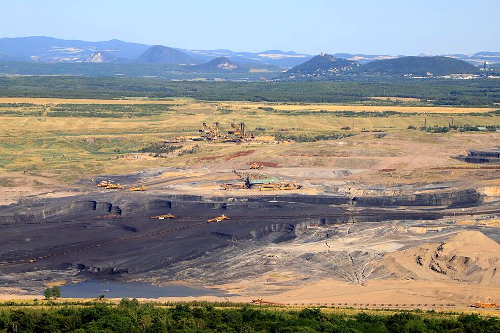 Blick von Schloss Jezeří in so genannte „Grube der Tschechoslowakischen Armee“