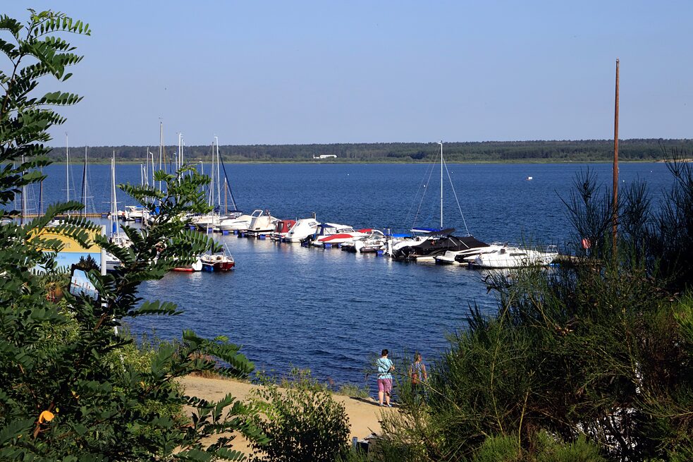 Geierswalder See: Hier gibt es Raum für Wassersport und ein Motorboot-Hafen.