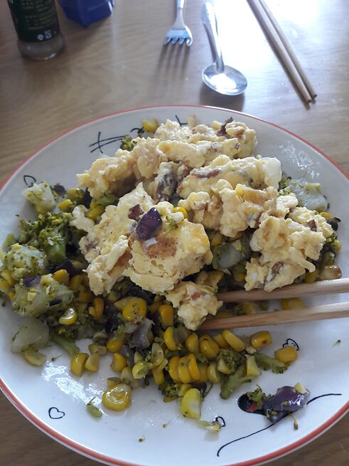 Gemüsepfanne mit Rührei