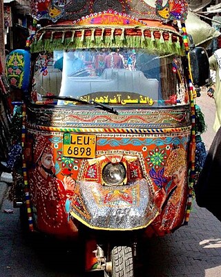 Geschmückte Rikscha © © Rasba Chaudhry Geschmückte Rikscha