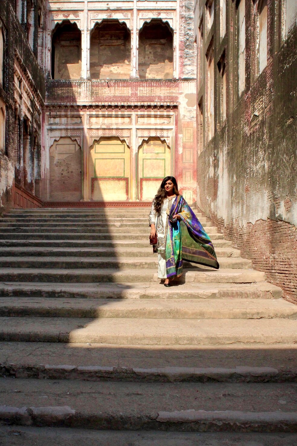 Ich trage auf diesen Bildern die traditionelle pakistanische Kleidung - Shalwar Kameez mit einem Dupatta