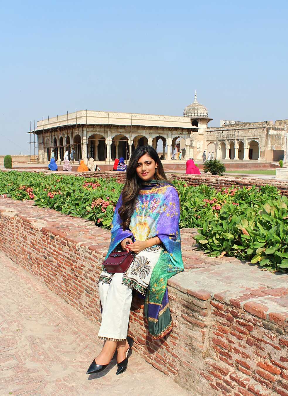 Ich trage auf diesen Bildern die traditionelle pakistanische Kleidung - Shalwar Kameez mit einem Dupatta