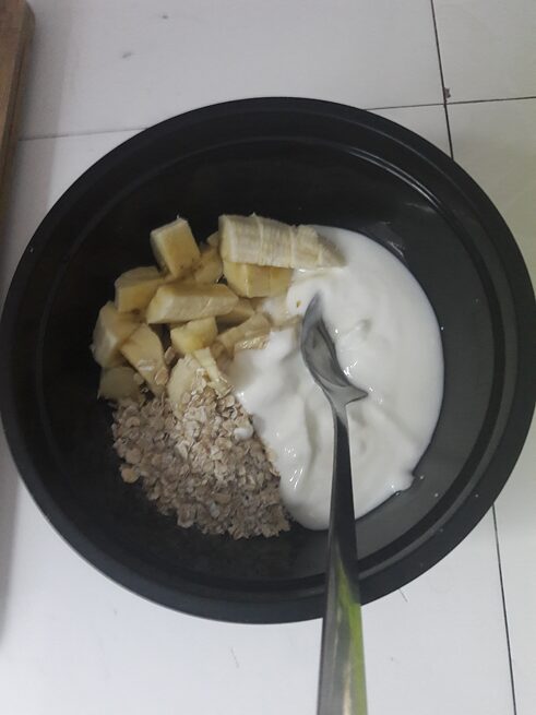 Joghurt mit Haferflocken Honig und Banane