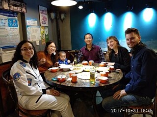 Nach der gelungenen Halloweenfeier lud uns Yahui zum Essen mit ihrer Familie in ein Restaurant ein