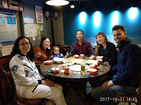 Nach der gelungenen Halloweenfeier lud uns Yahui zum Essen mit ihrer Familie in ein Restaurant ein