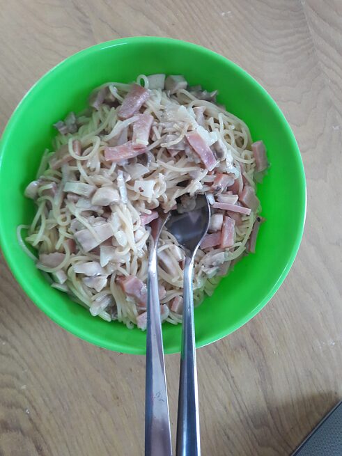 Nudeln mit Champignons und Käsesauce