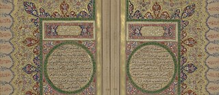 Page 8 et 9 du Qurʼān, calligraphie par Aḥmad Rashīd al-Balawī, enluminures par Ibrāhīm Adʹham Gharbaldah. Date inconnue. Ecrit en Iran. Library of Congress