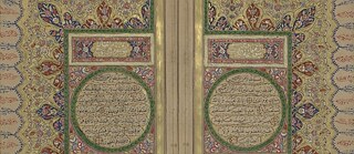 Seite 8 und 9 des Qurʼān, Kalligraphie von Aḥmad Rashīd al-Balawī, Buchmalerei von Ibrāhīm Adʹham Gharbaldah. Unbekanntes Datum. Im Iran geschrieben. Library of Congress