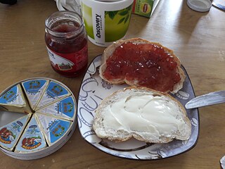 Weißbrot mit Käse/Marmelade