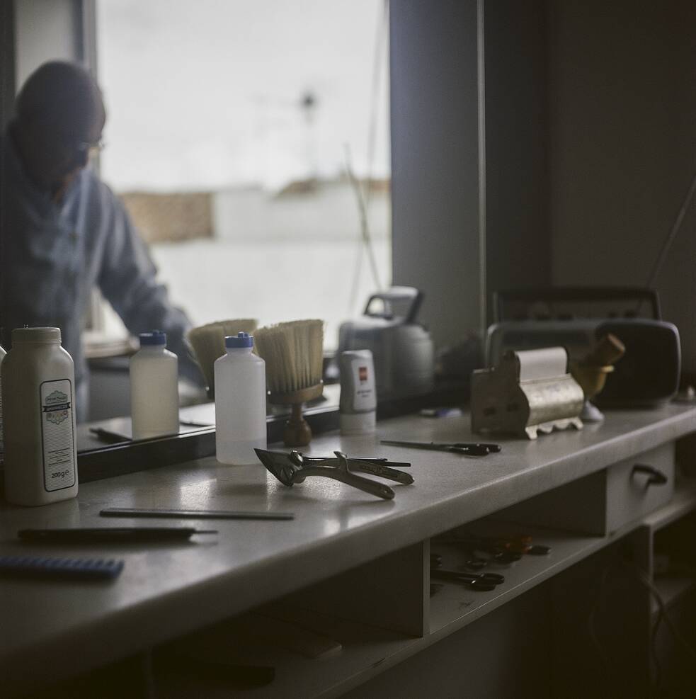 Blick in den Spiegel eines Frisörladen