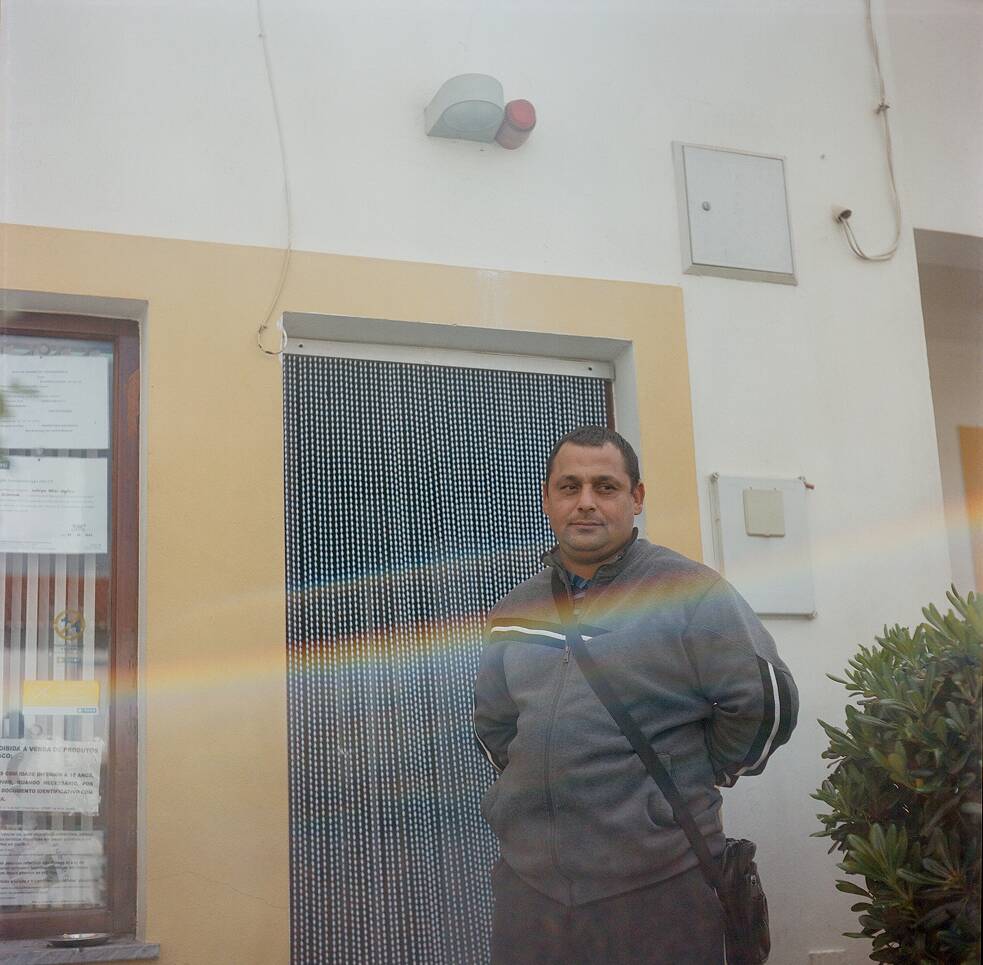 Foto von einem Landarbeiter vor einem Hauseingang