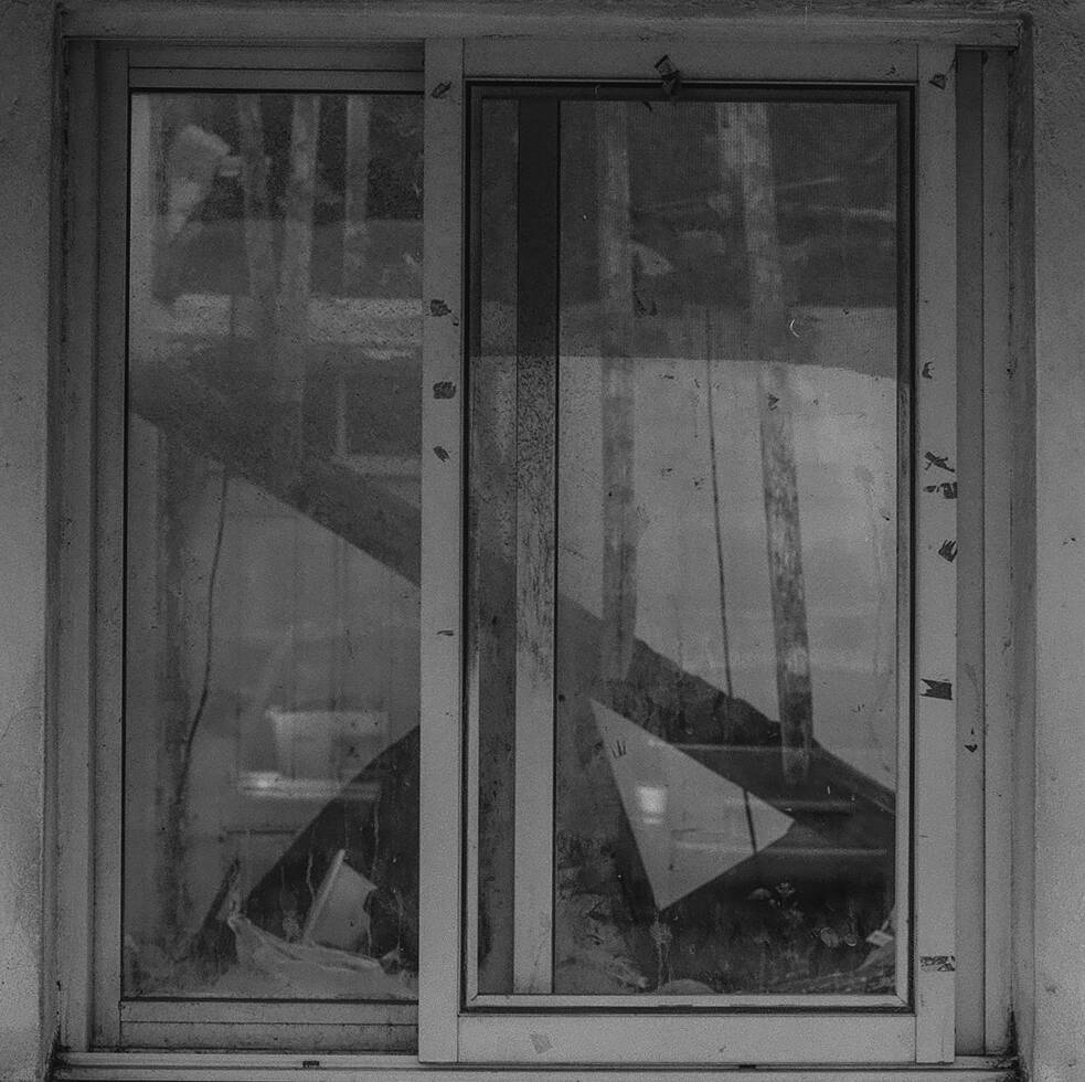 Foto von spiegelnden Fensterflügeln.