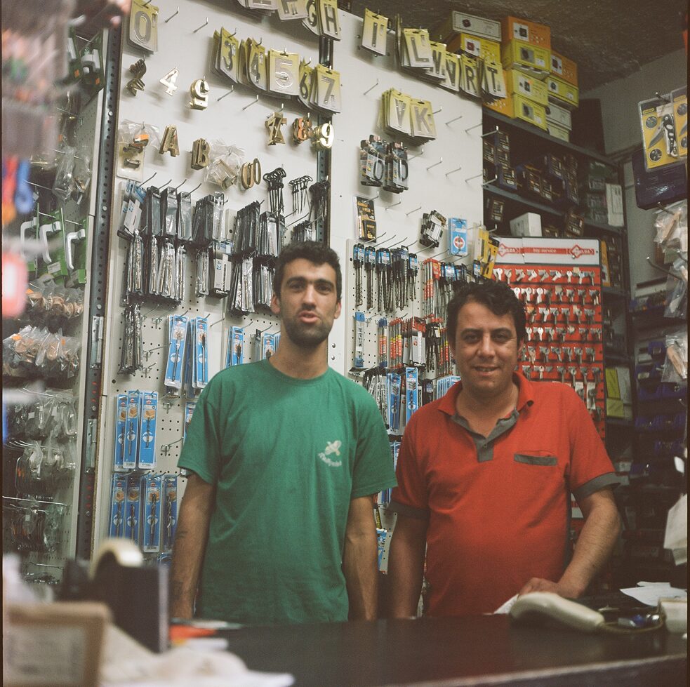 Zwei Männer in einem Laden