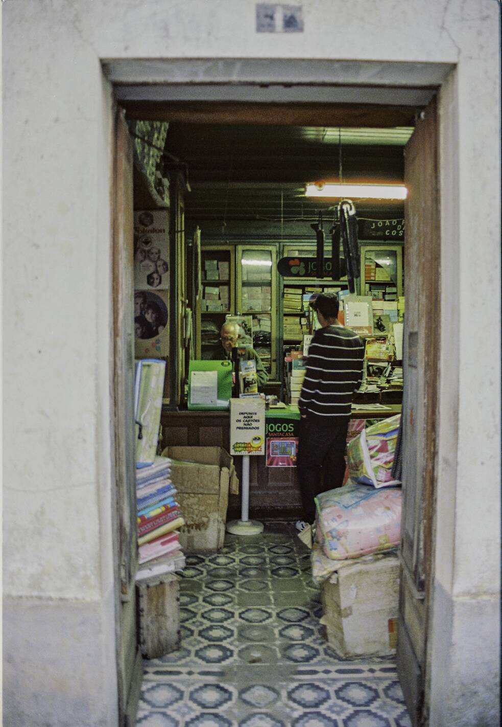 Blick in einen alten Laden mit Mosaik Fliesenboden