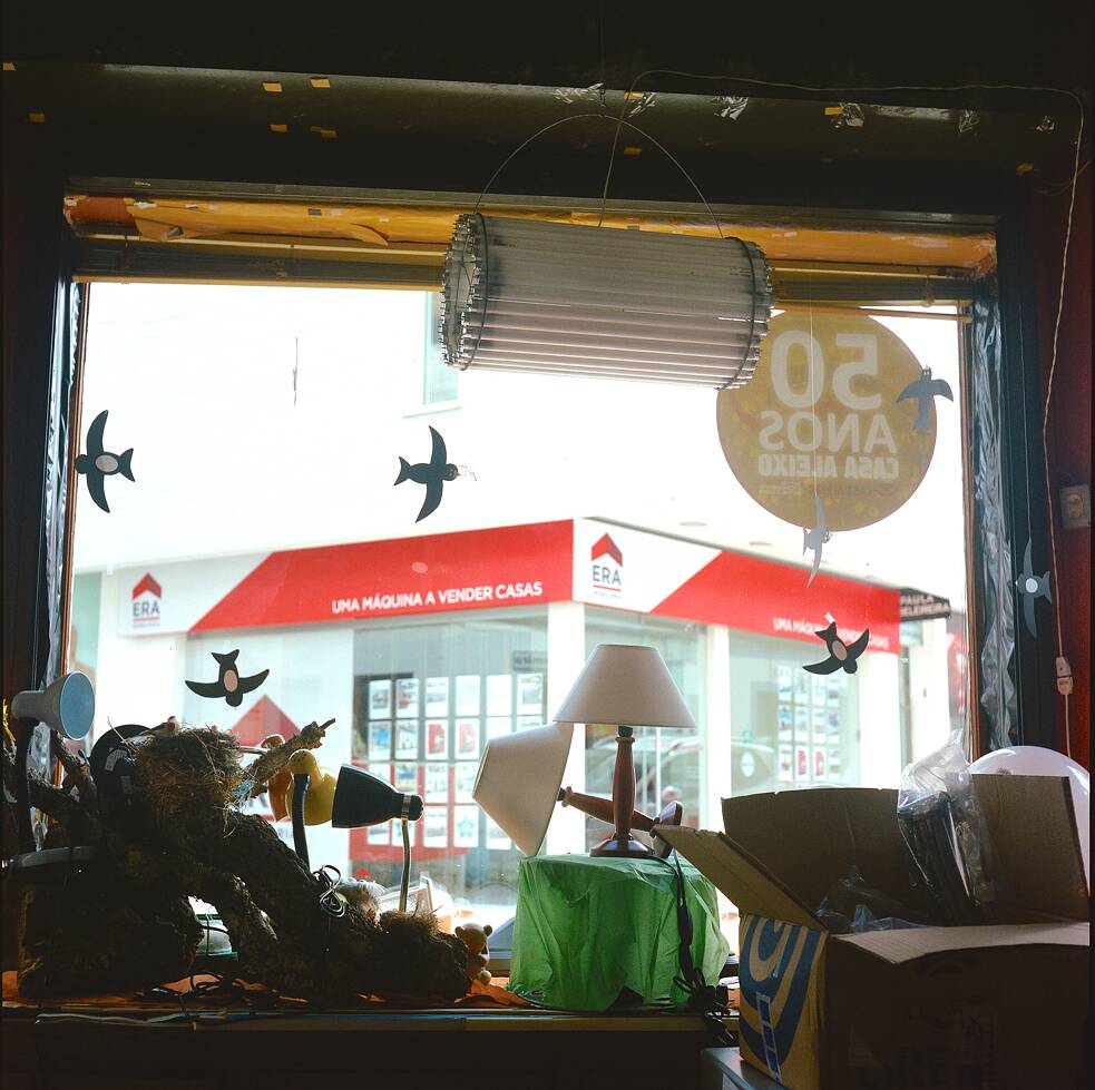 Blick aus einem Fenster auf ein Era Immobilienbüro.