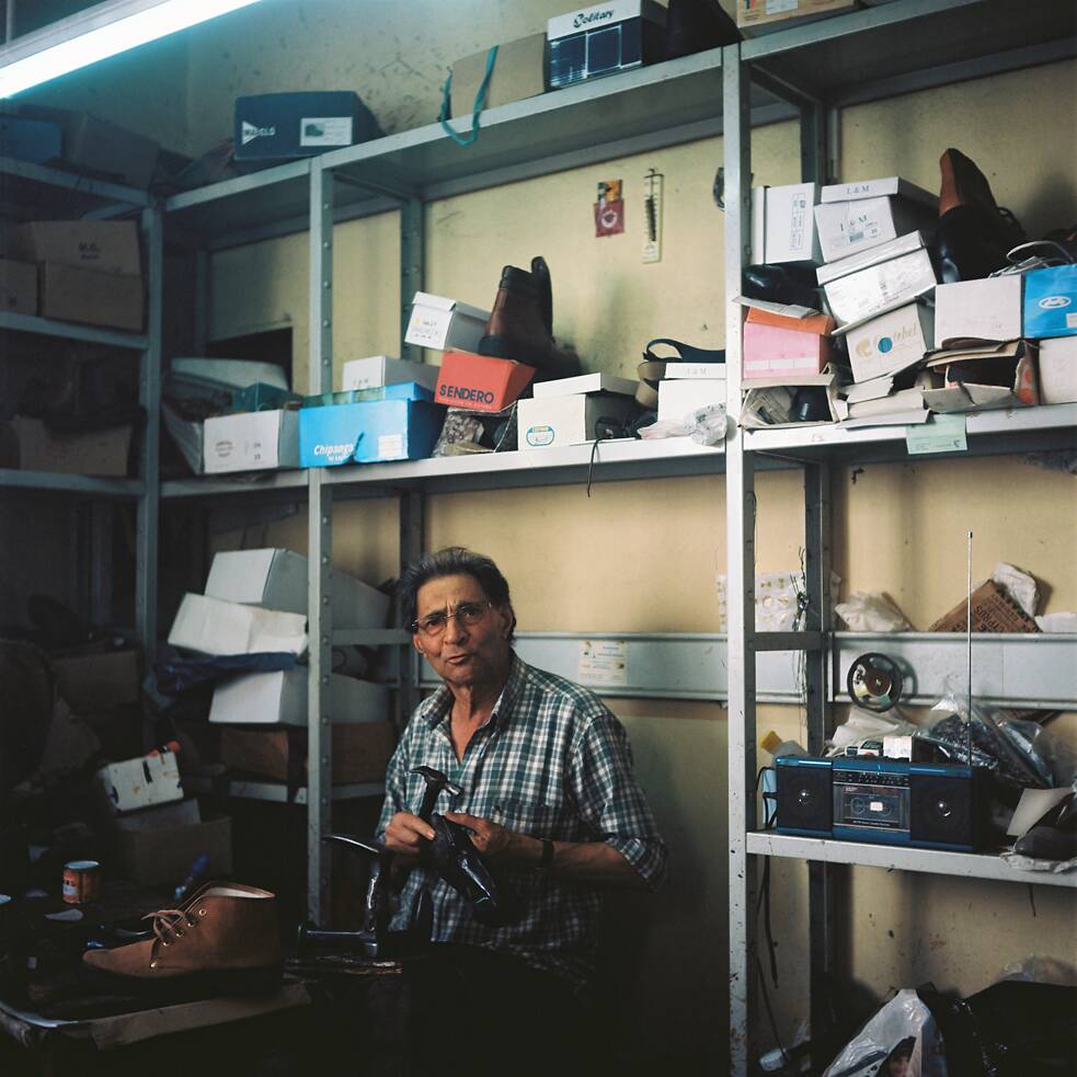 Foto von einem Schuster in seinem Laden.