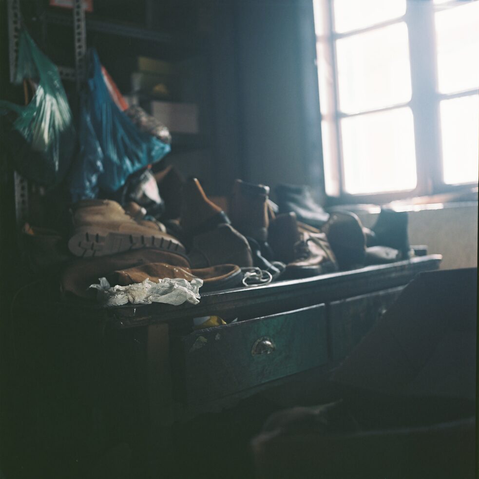 Foto von einem Tisch voller alter Schuhe.