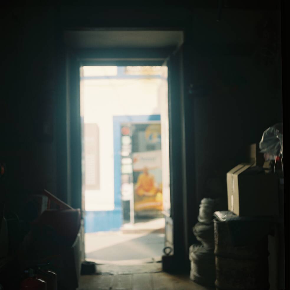 Blick auf die helle Straße hinaus.