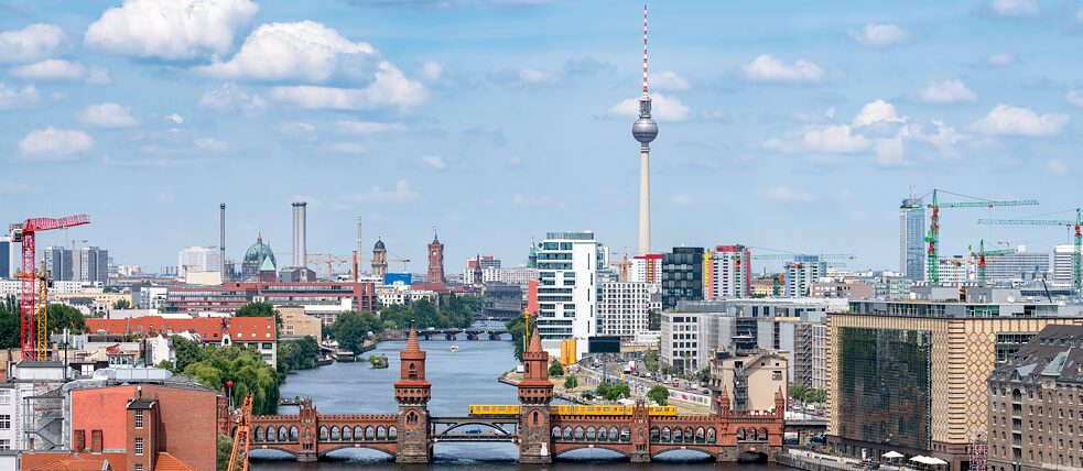 La torre della televisione, uno degli edifici più alti della Germania, caratterizza lo skyline della capitale.