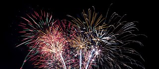 Фейерверк на фоне ночного неба