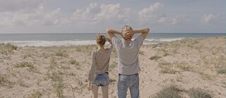 Jan et Jule sur la plage regardent la mer
