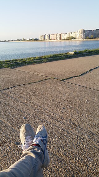Hinter all den Wolkenkratzern, Baustellen und Bürokomplexen von Bukarest verstecken sich Deiche, Seen und kleine Ozeane – so wie dieser hier im Osten der Stadt. Gleich neben einer Boulderhalle.