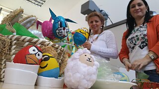 Eier! Überall Eier! Mit den Deutschlehrerinnen Nicoleta und Carmen wähle ich die schulinterne Top 3 der selbstgebastelten Eier aus. Die Fünftklässler*innen waren ganz schön kreativ!