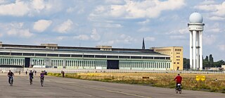 ساحة المطار القديمة بمقاطعة تمپلهوف في برلين هي واحدة من أكبر الساحات المفتوحة داخل المدن في العالم